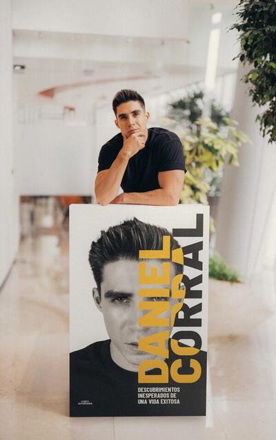 Daniel Corral con su libro